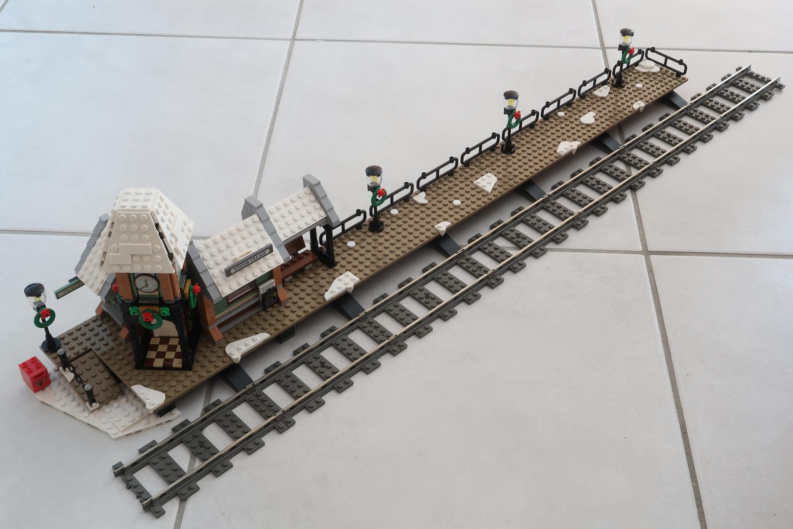 10259 Winter Village Station with long platform