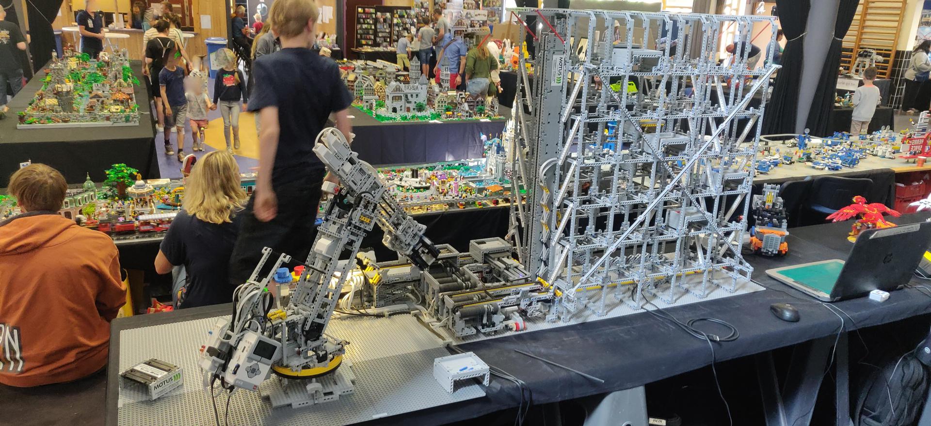 Logistics warehouse [crane, robot, conveyors]