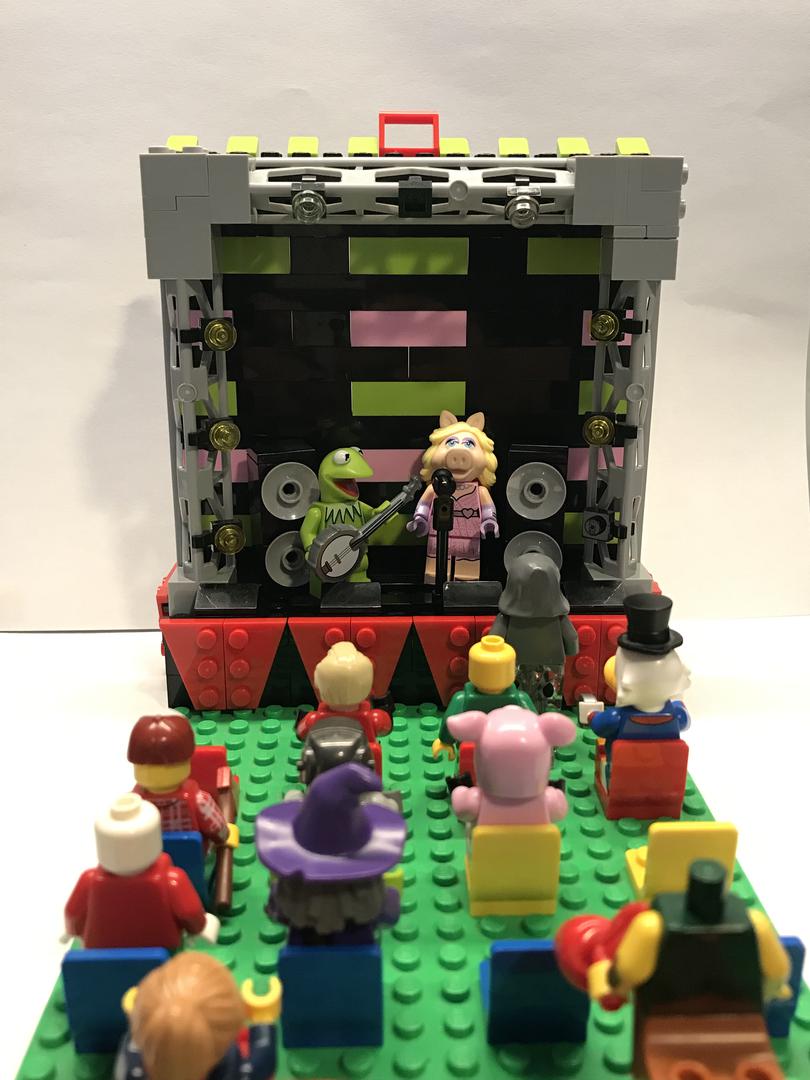 Kermit The Frog and Ms. Piggy Stage