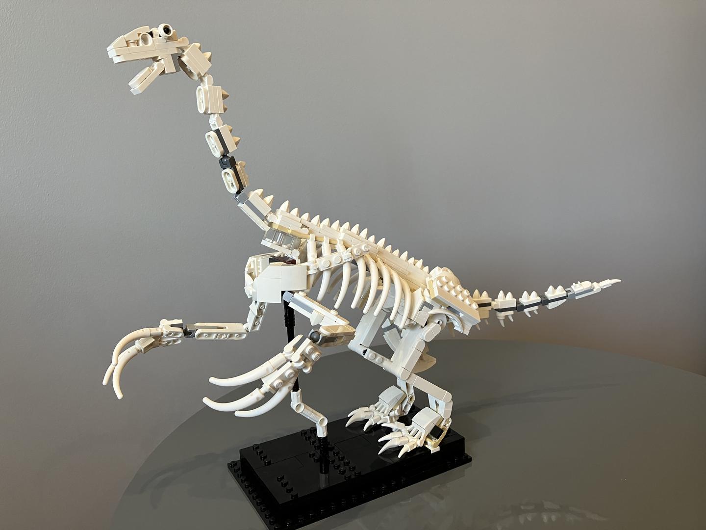 21320: Therizinosaurus