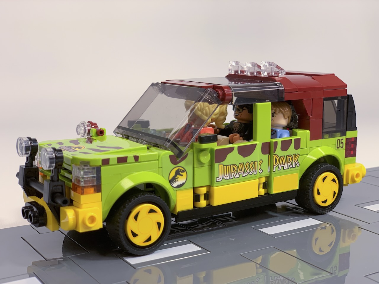 Jurassic Park Ford Explorer | Minifigure friendly