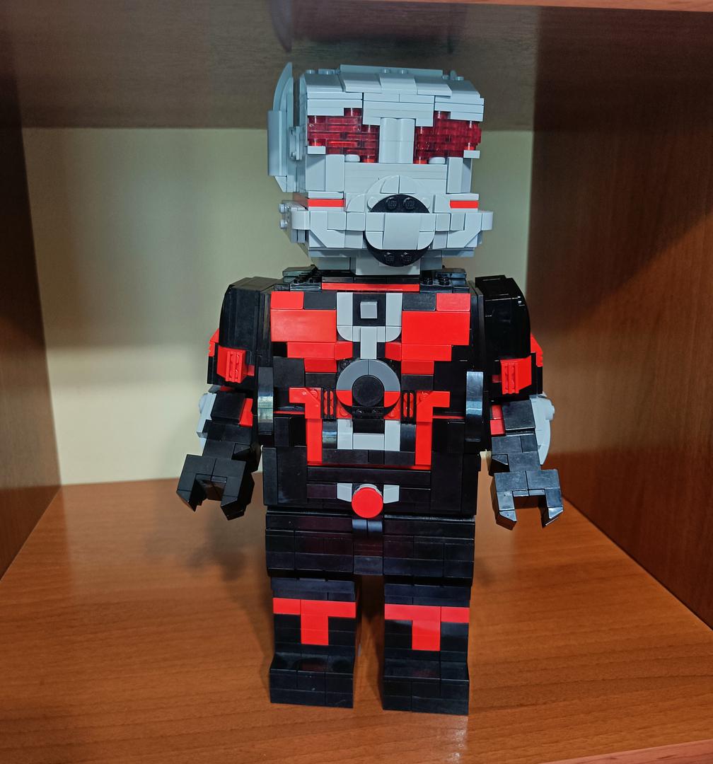 Giant Ant-Man buildable figure