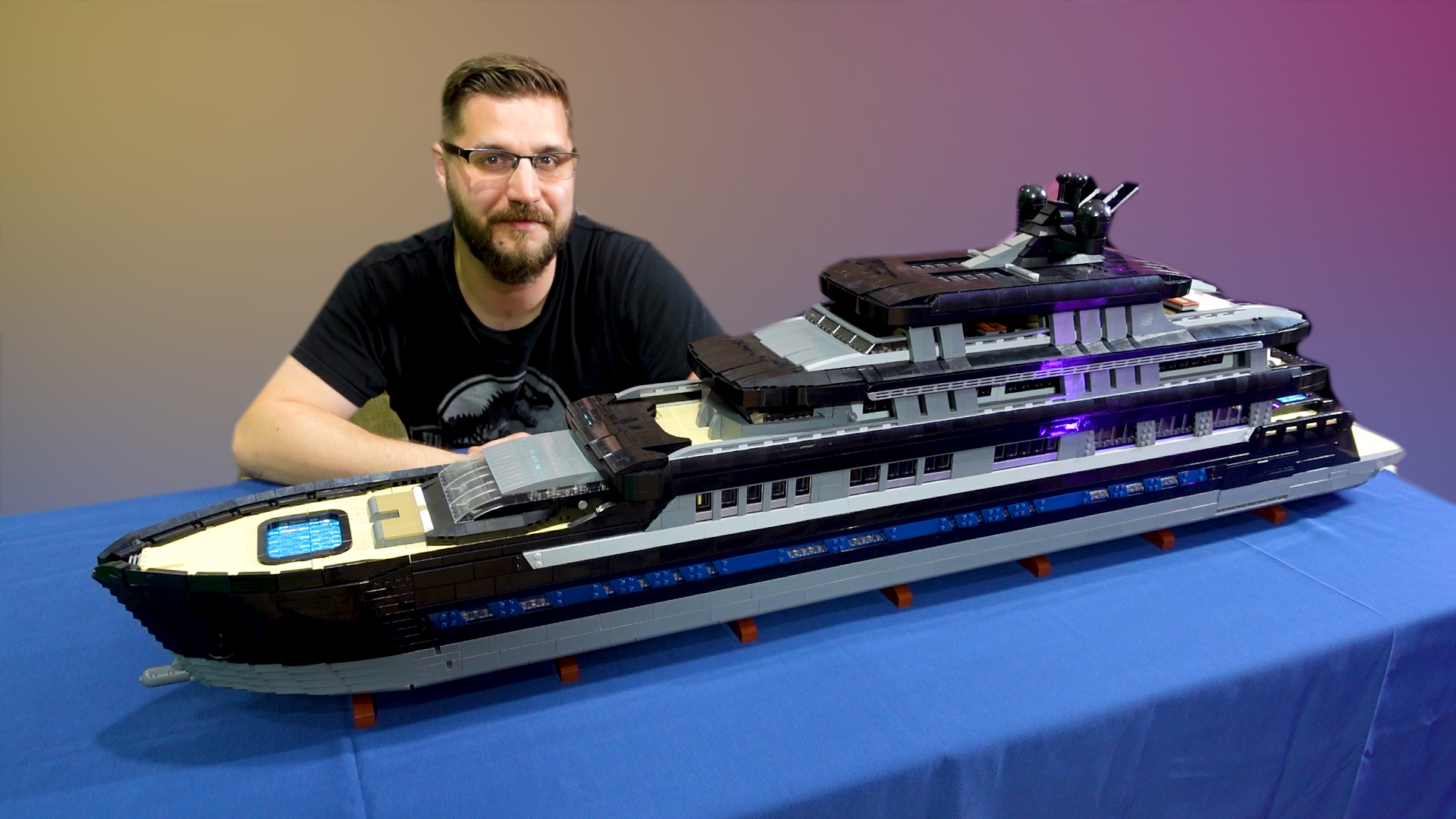 Large Luxury Yacht - Mini-Fig scale