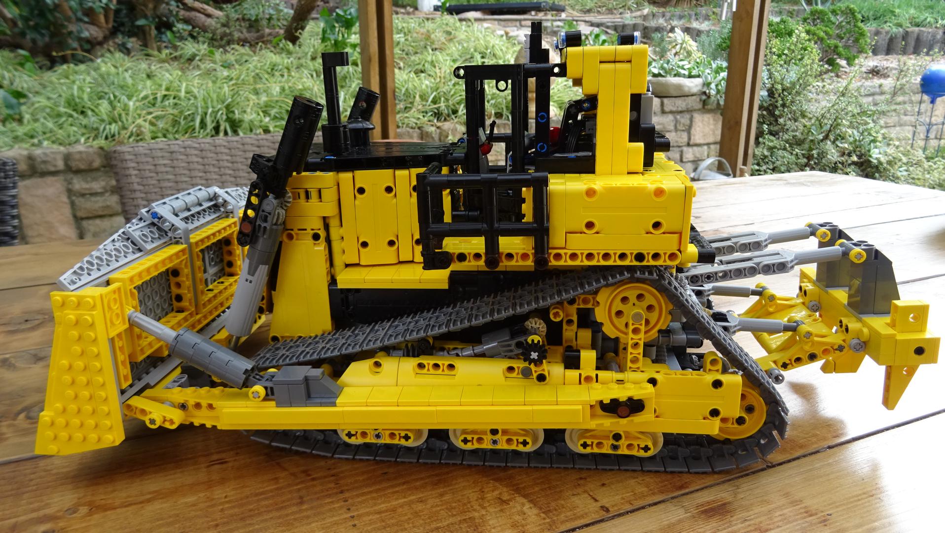 Caterpillar D9 Bulldozer