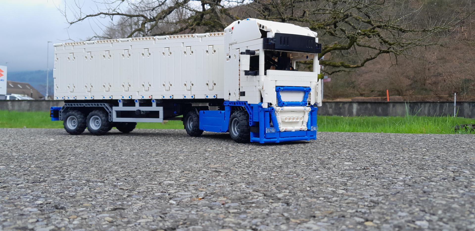 Iveco Stralis Hy Way with cool trailer