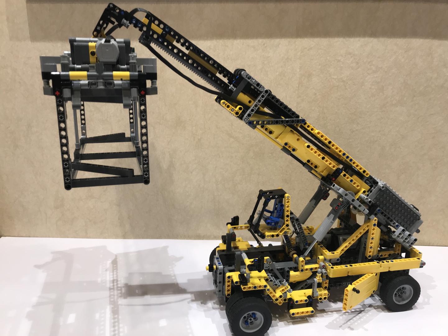 RC container stacker based on LEGO B-model 42009