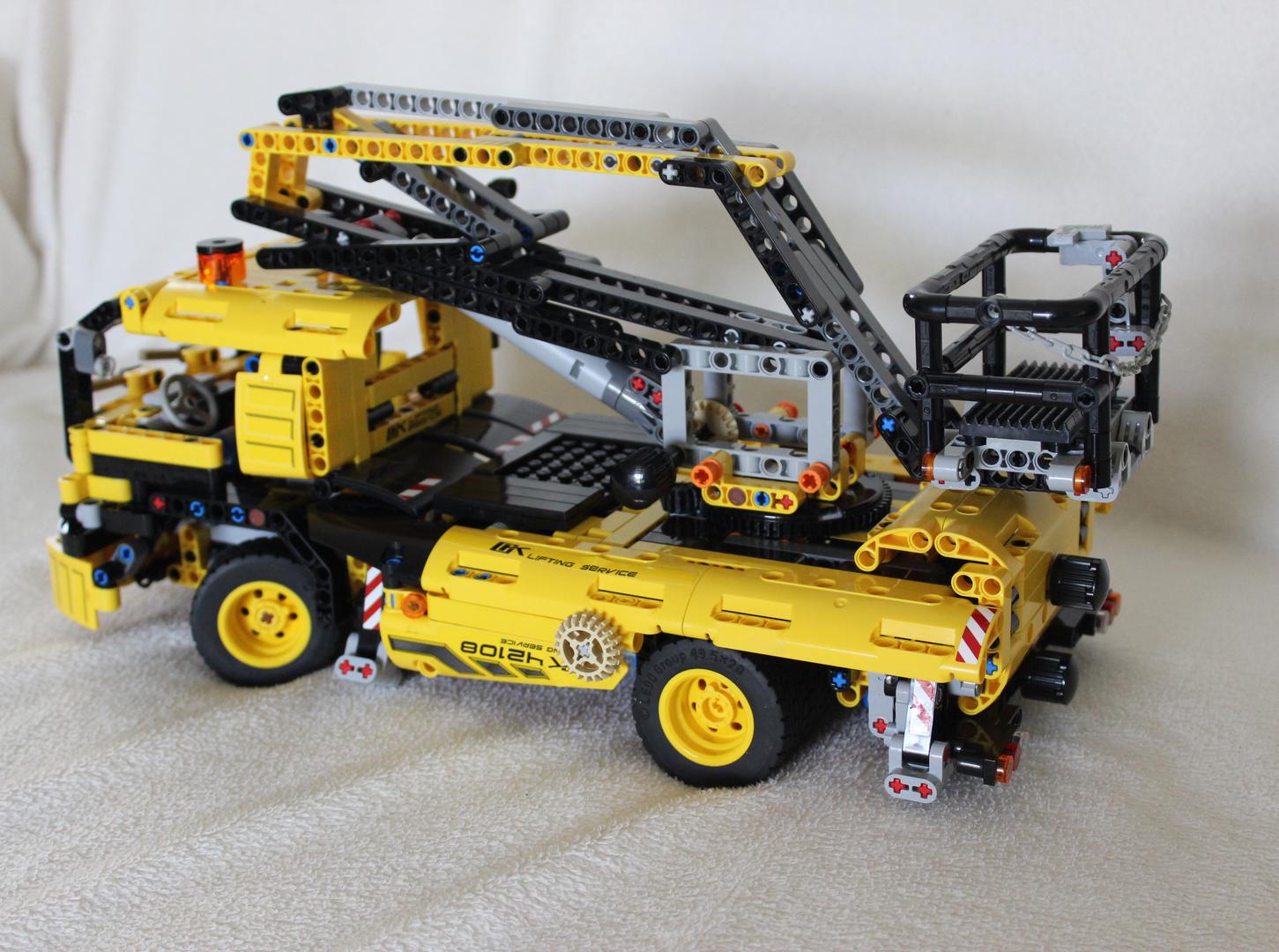 Truck with lifting platform (alternative 42108)
