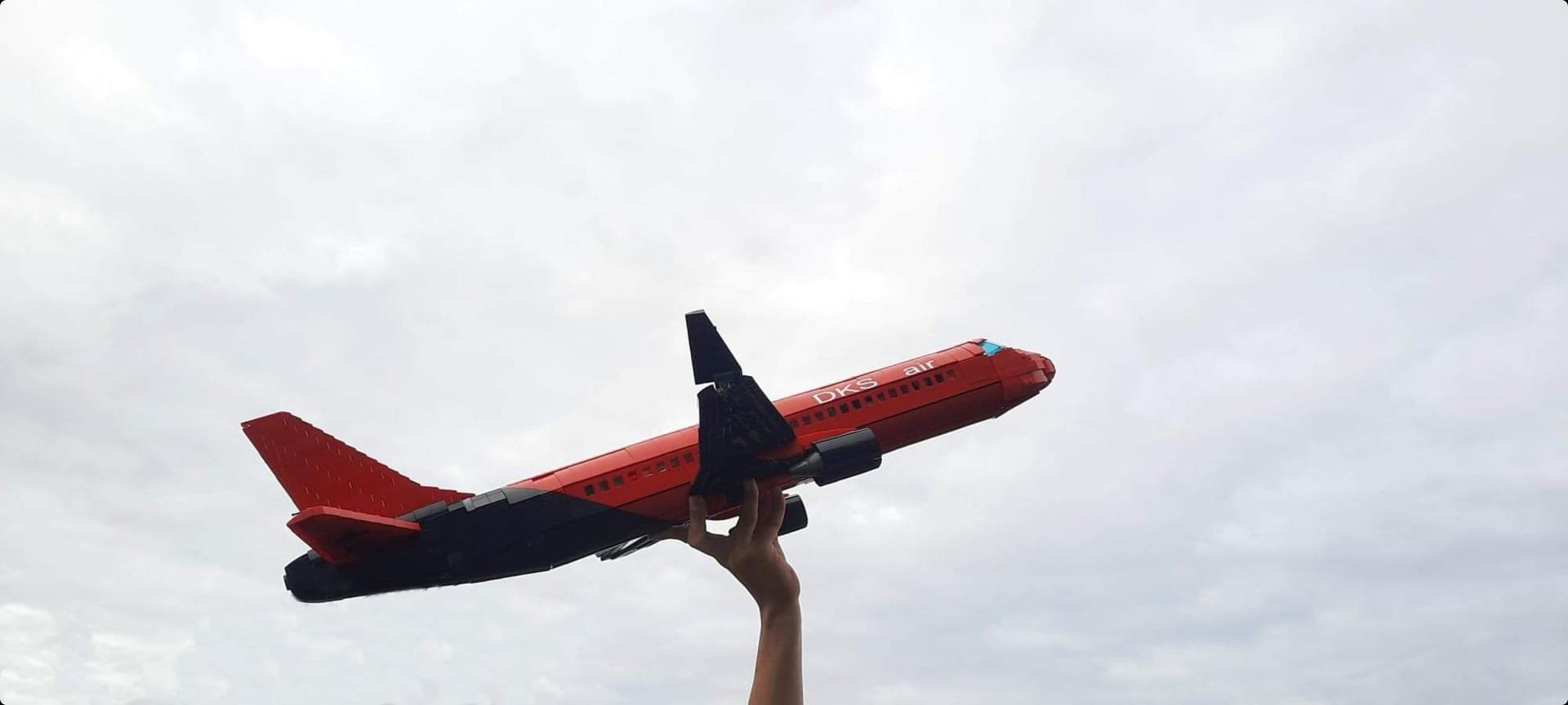 Embraer E-195 plane (Red)