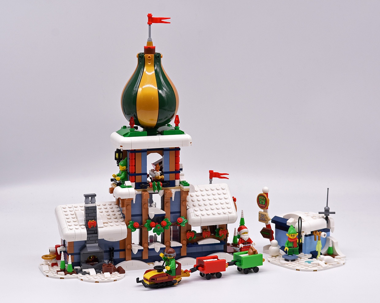 Santa's Winter Palace // alternate build of LEGO 10339 Santa's Post Office