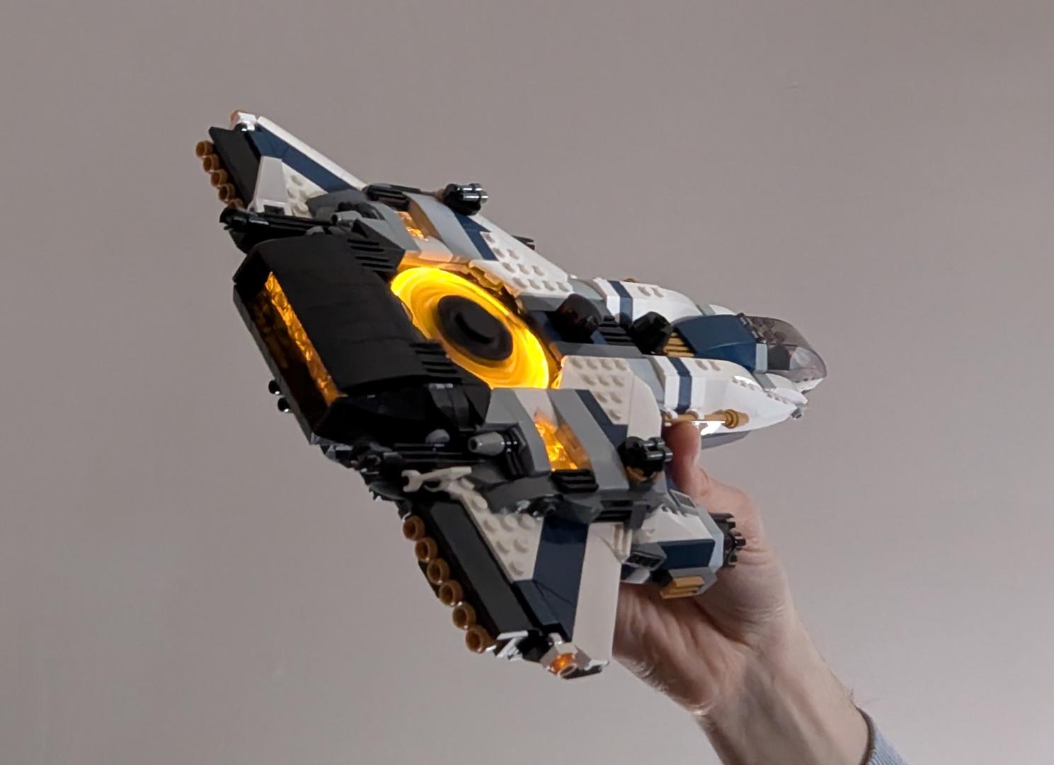 MD003 - spaceship with light effects