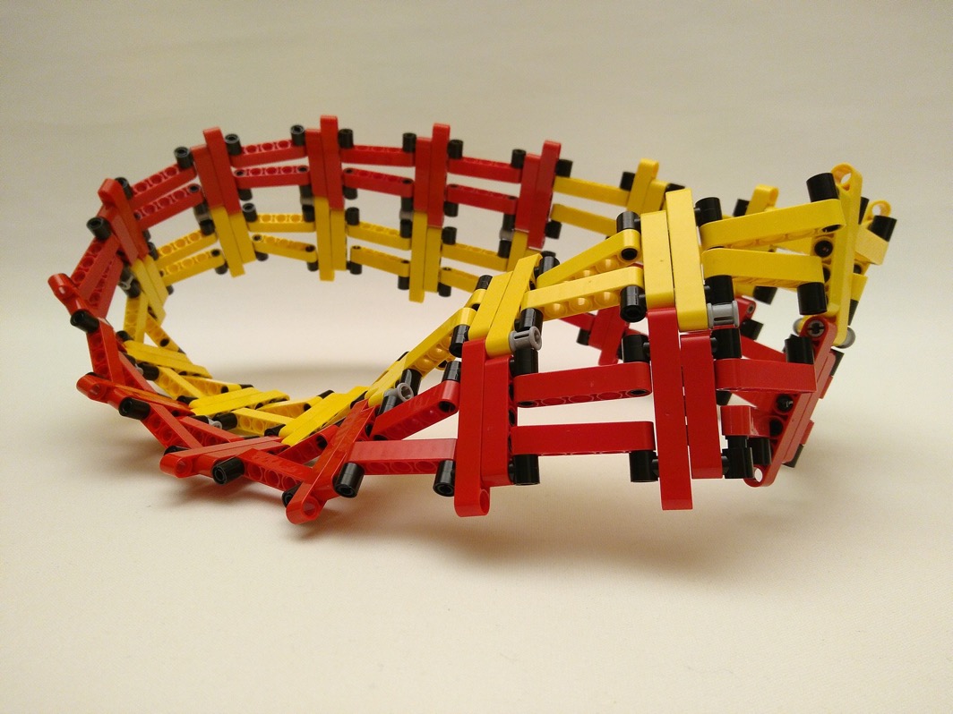 Divisible Möbius strip in all Technic