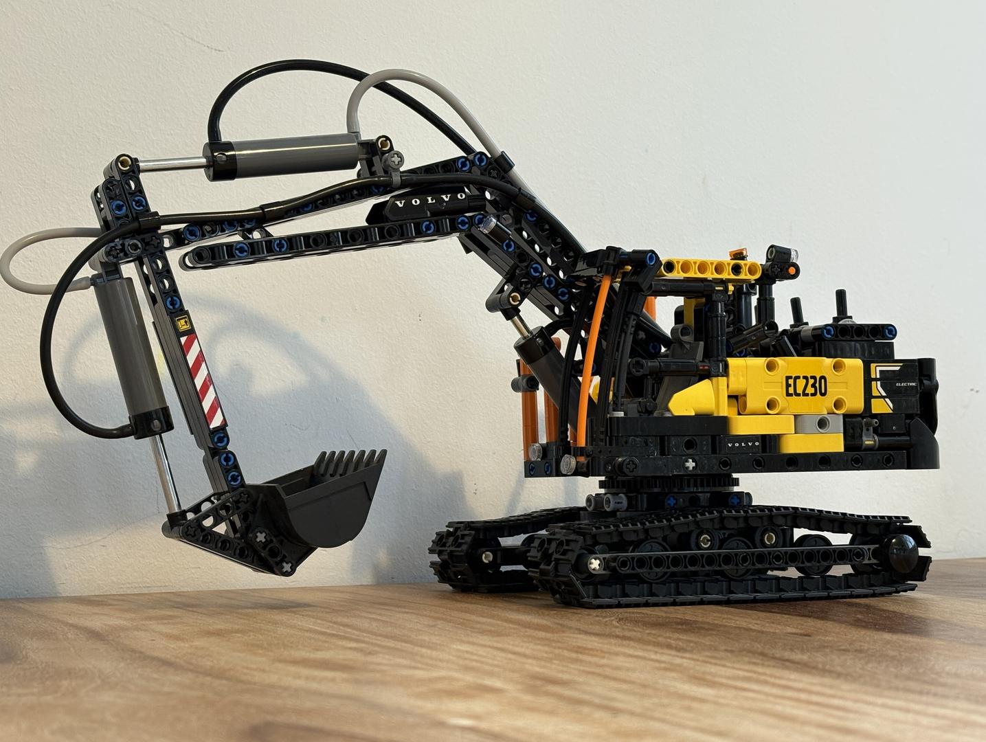 42175 Volvo EC230 Excavator