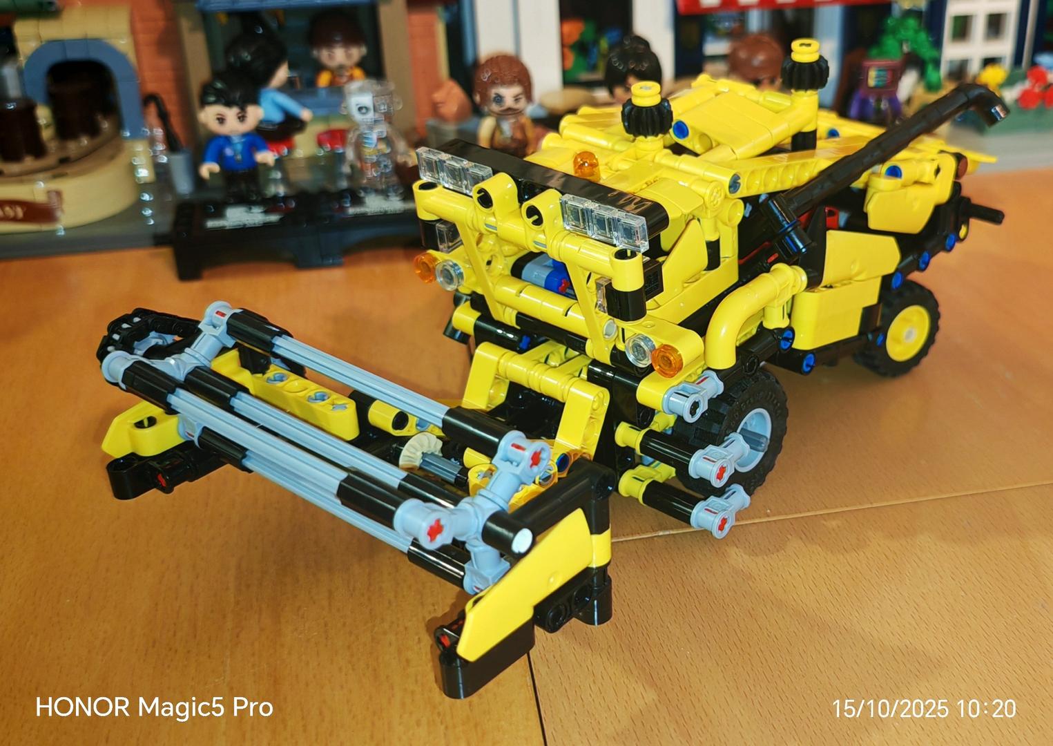 Miniature Combine harvester