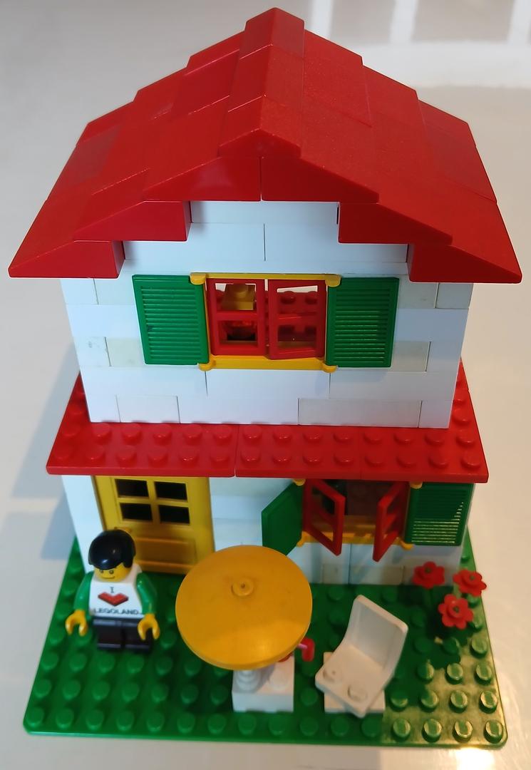 Maison blanche et rouge