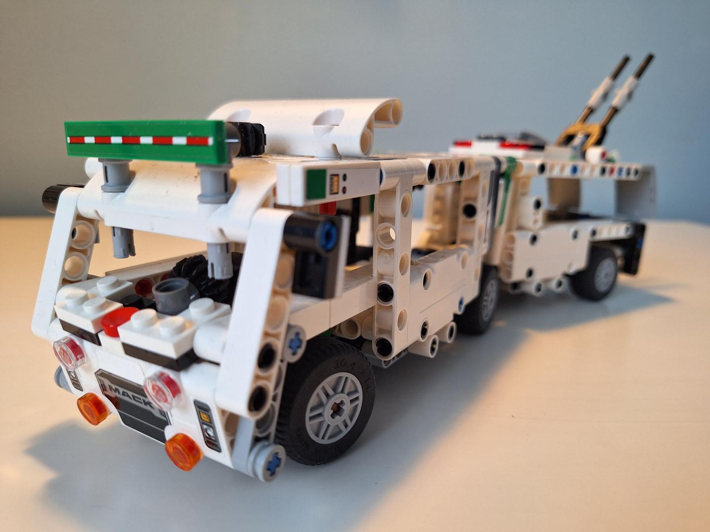 42167 alt Articulated MACK Trolleybus