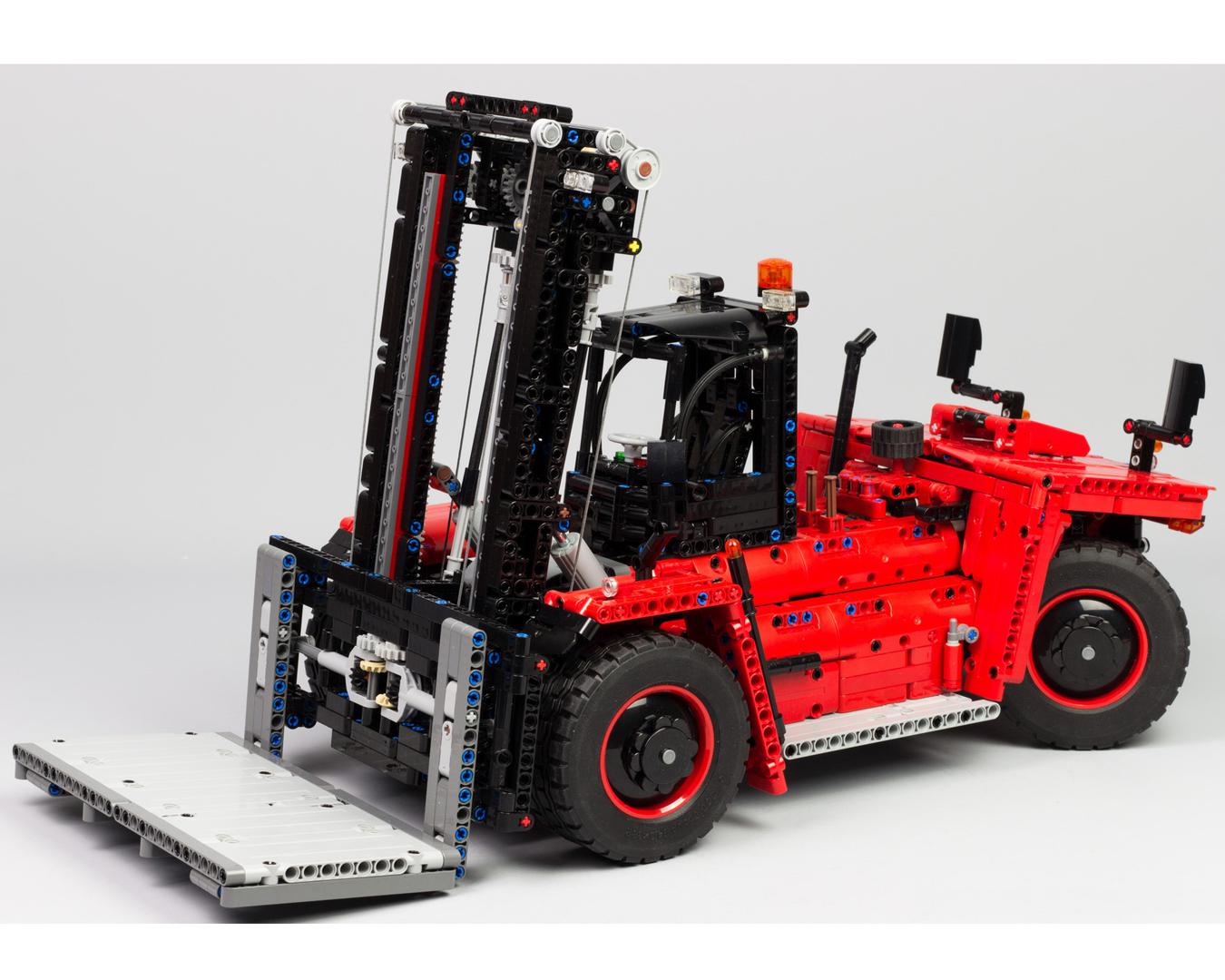 42082 Model D - Heavy Forklift Truck
