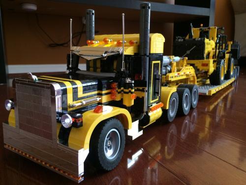 Peterbilt 379 Semi Truck 1:18 in yellow and black (Obsolete)