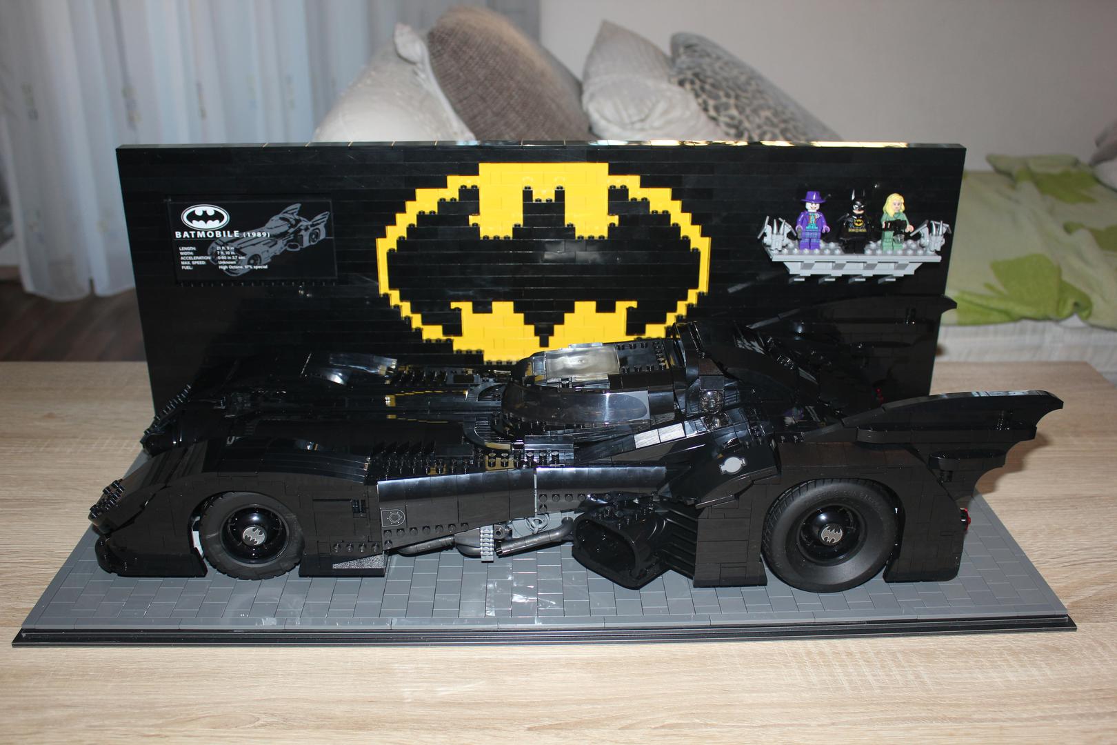 LEGO 76139: 1989 Batmobile Stand, Batmobil Ständer