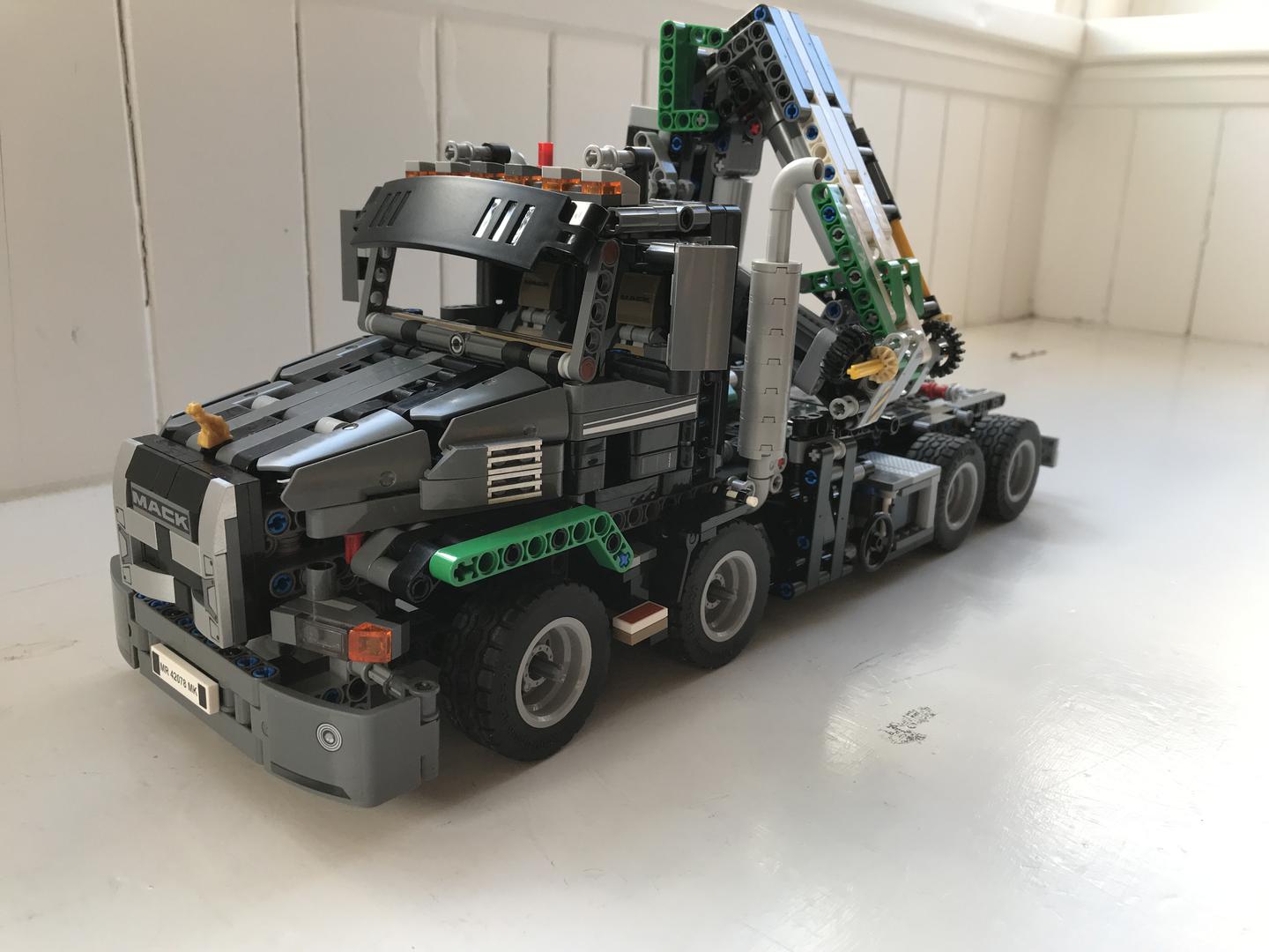 Mack Granite 8 wheeler Hiab