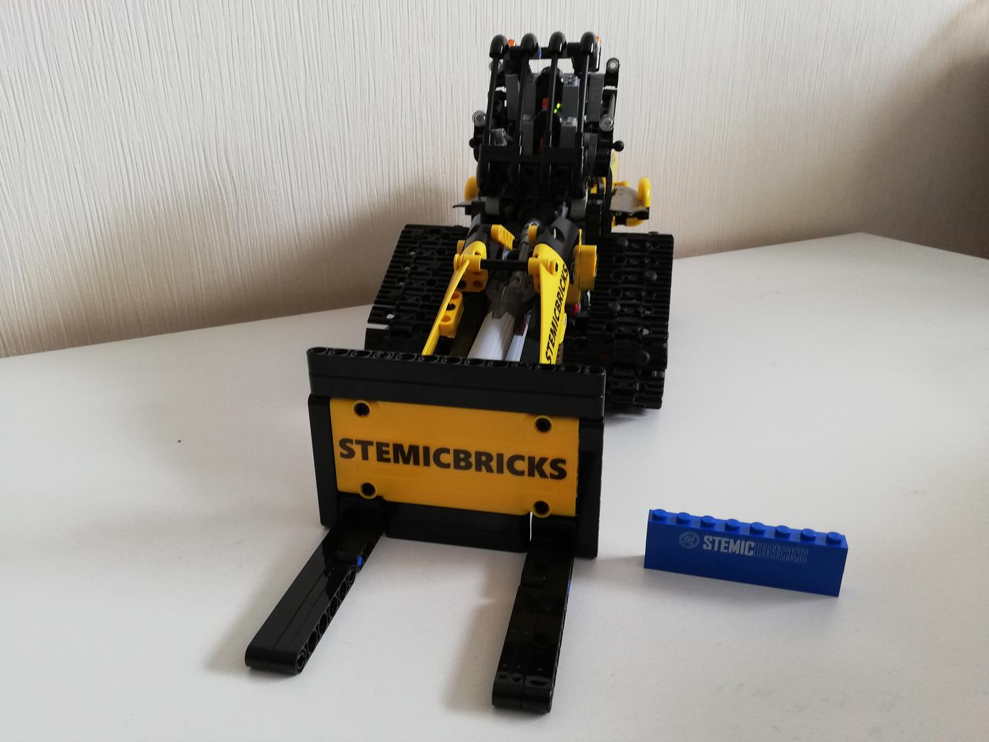 Attachment forklift for the full RC track loader (MOC-41035)