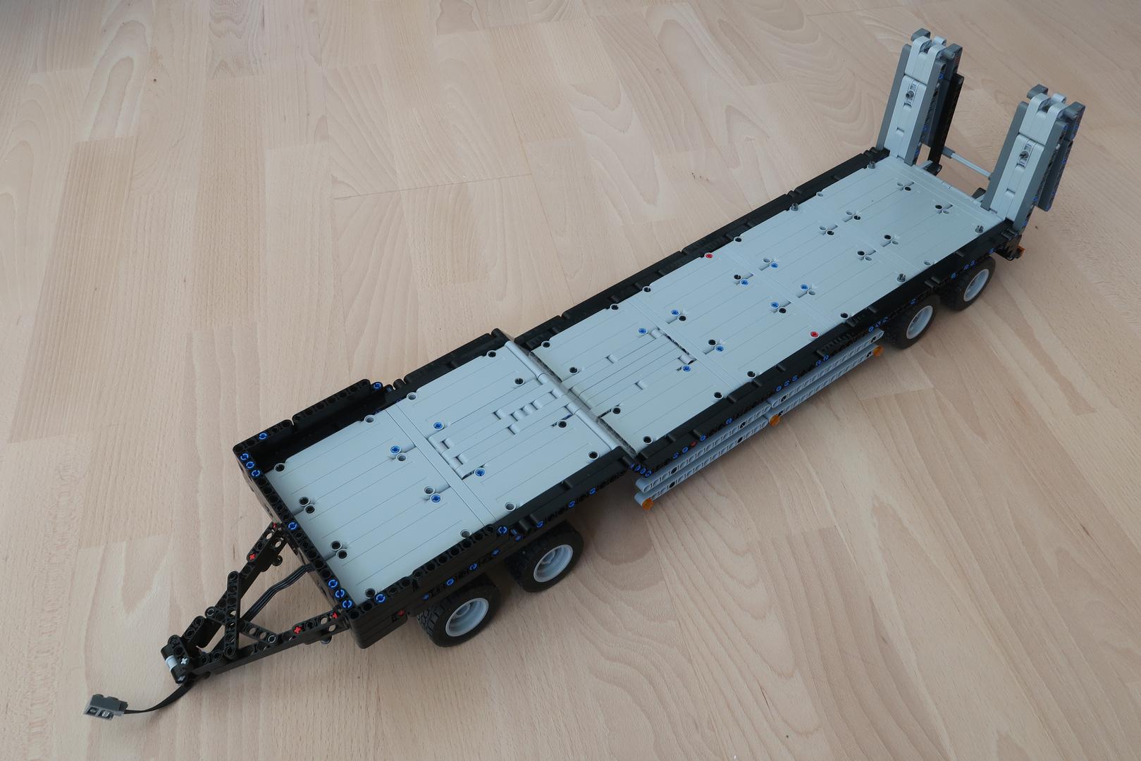 Low loader trailer for 42043 Arocs