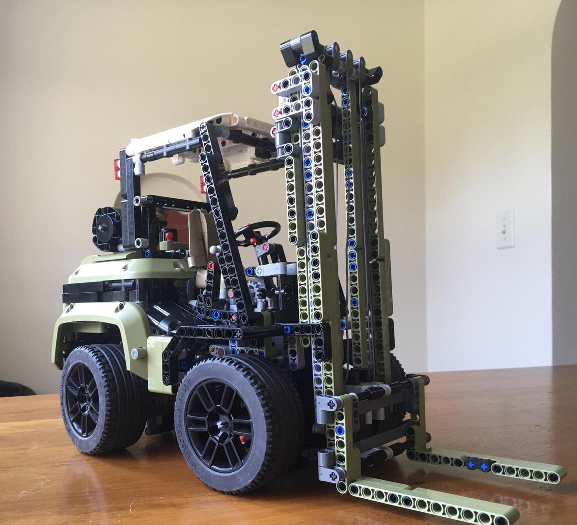 Forklift: 42110 B-Model