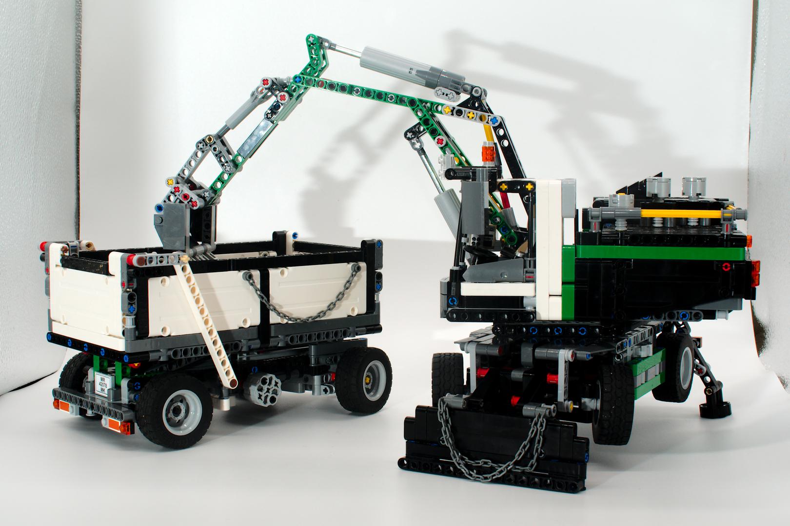Wheeled excavator with trailer (42078 alternate)