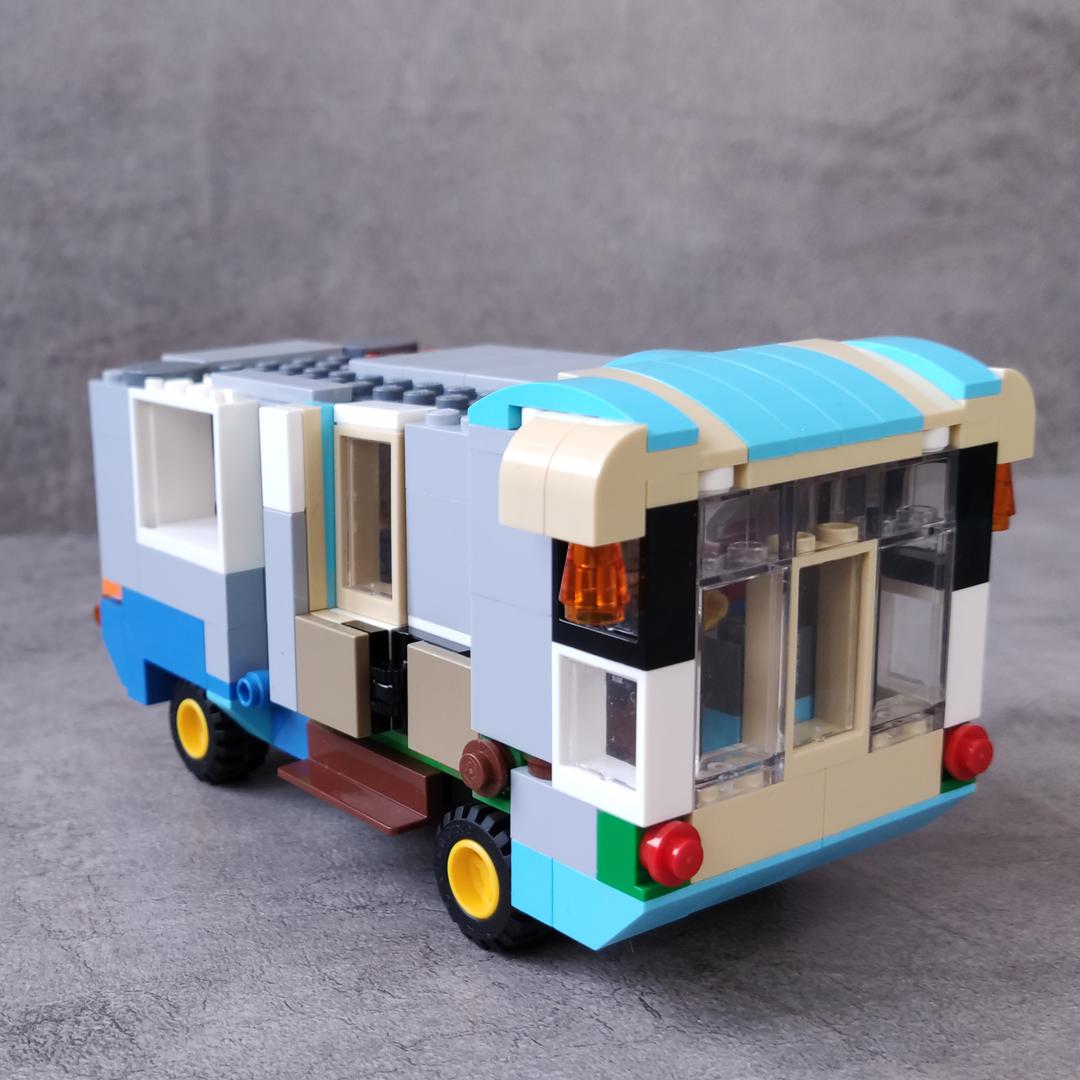10698 BUS for Minifigs with opening doors