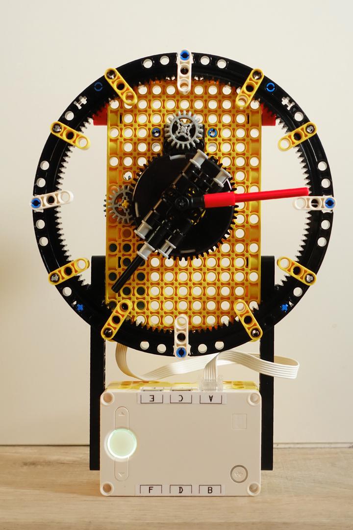 Spike Prime clock with two hands (minutes and hours only) ONE motor - a free version