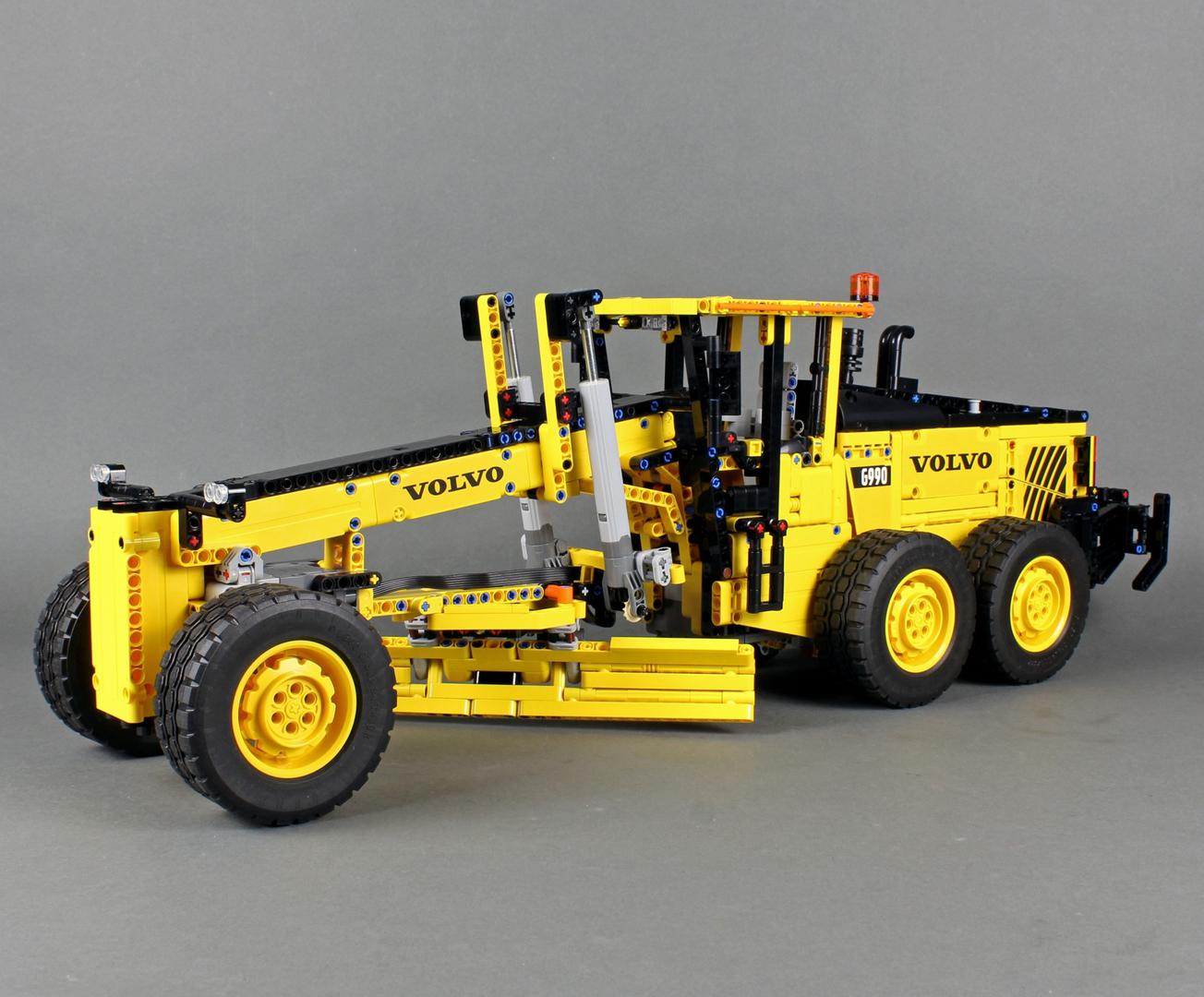 42114 Volvo G990 Grader