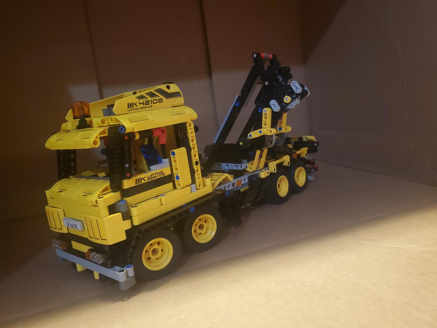 42108 Flatbed truck with crane