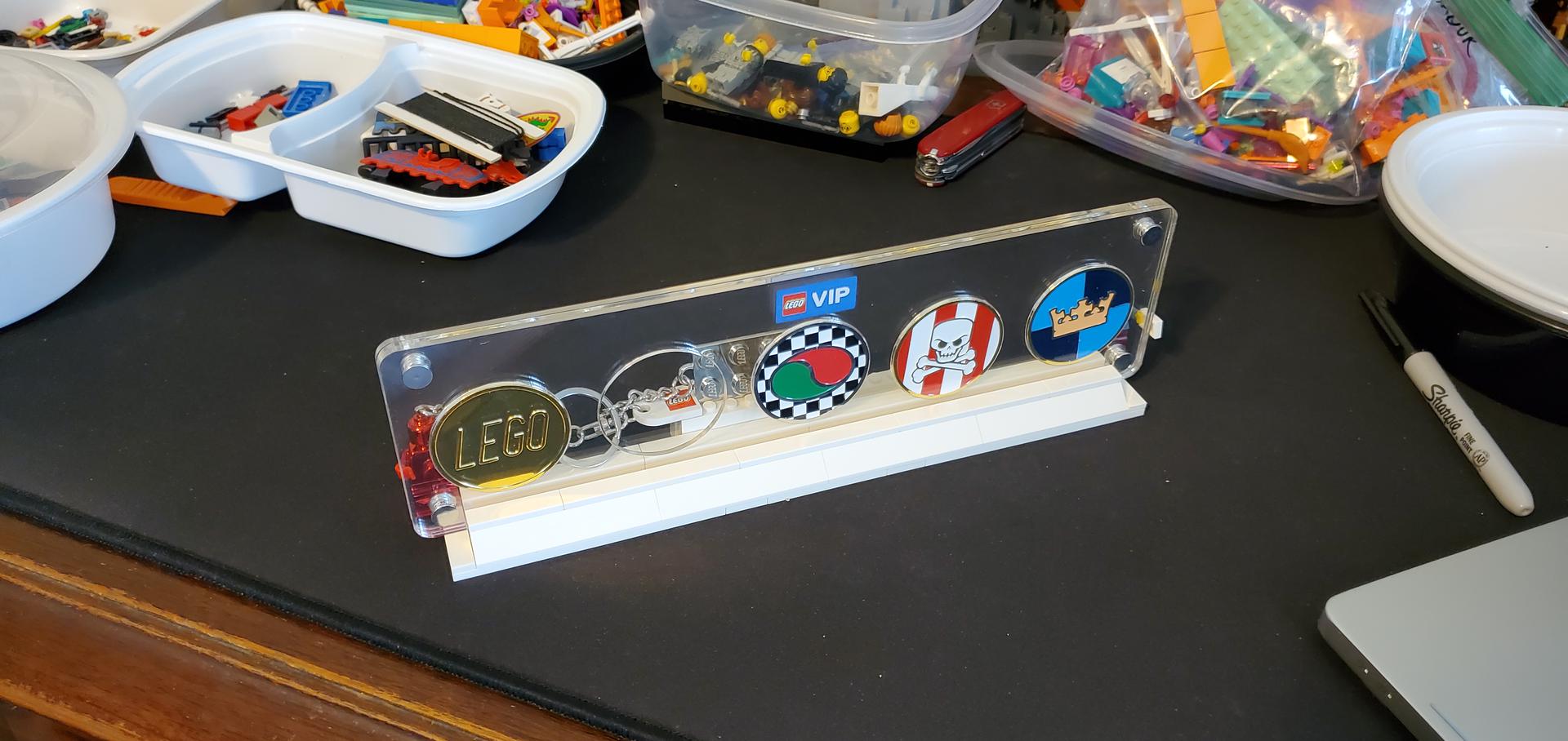 Holder for the 5 VIP Coin Holder using 40172-1 Brick Calendar stand parts (alt build)