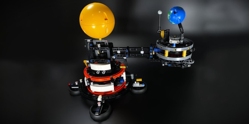 Review: 42179-1 - Planet Earth and Moon in Orbit