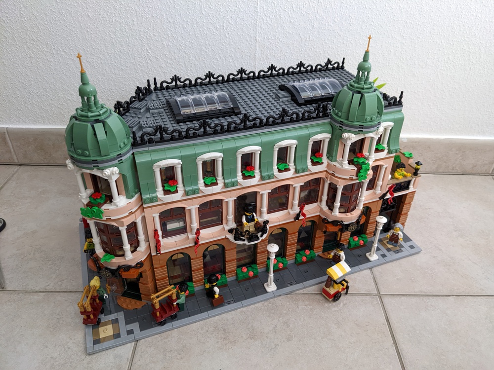 LEGO MOC Grand Boutique Hotel (10297) by Der Noppenbotschafter