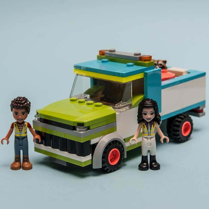 LEGO MOC 41712 by Rebrickable with Build On Keep Vehicle | Bricking Alternate LEGO 