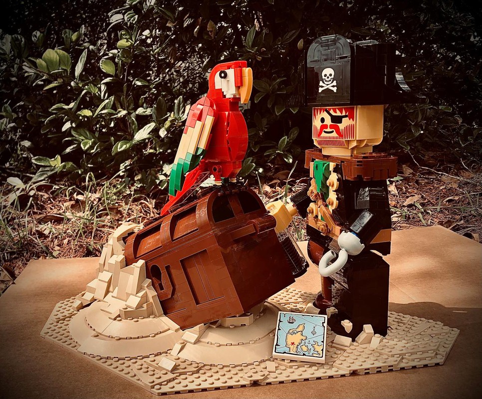 LEGO MOC Redbeard's Treasure Chest & More by Dwelve
