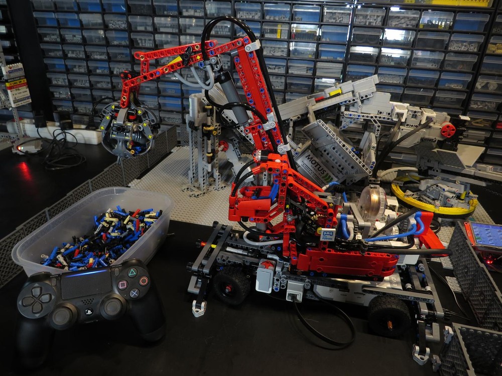 LEGO MOC-154022 RC Material Handler PS4 controlled by Mr_Jos ...