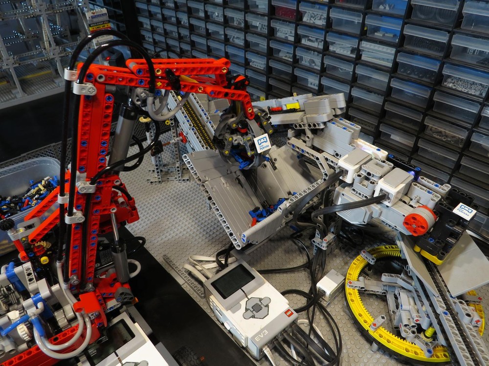 LEGO MOC-154022 RC Material Handler PS4 controlled by Mr_Jos ...