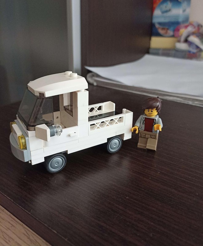 LEGO MOC white kei truck by CzerstwyChleb | Rebrickable - Build with LEGO