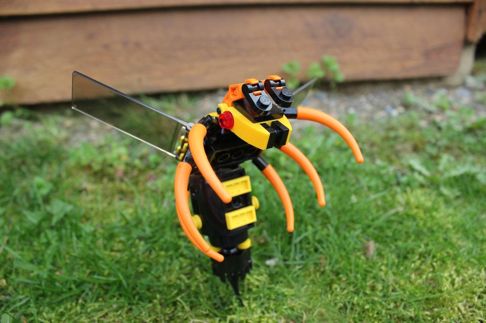 LEGO MOC (G) - Defeating The Wasp Queen by Groundedbuilder 
