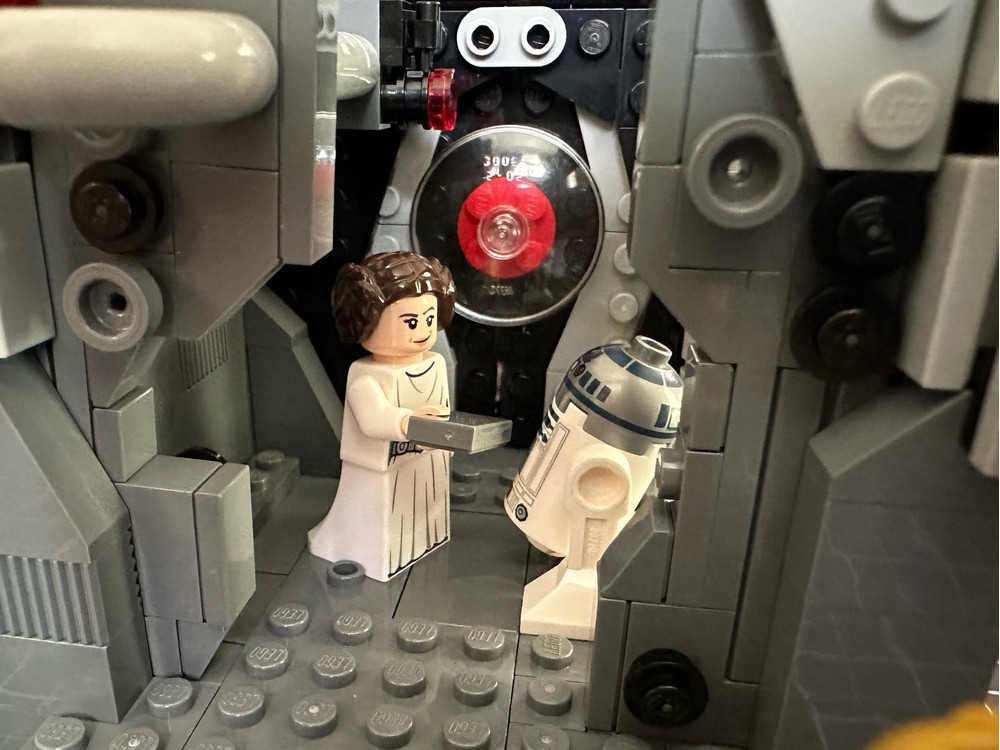 LEGO MOC Leia Gives the Death Star Plans to R2D2 (Expansion for 75387 ...