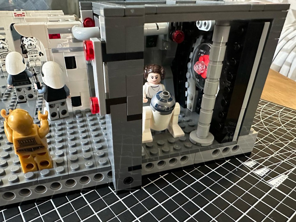 LEGO MOC Leia Gives the Death Star Plans to R2D2 (Expansion for 75387 ...