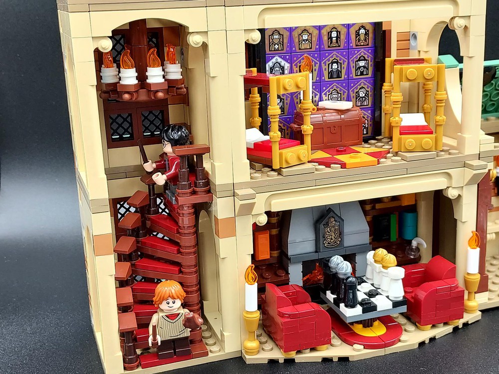 LEGO MOC Gryffindor Stairwell by TrevorToad | Rebrickable - Build with LEGO