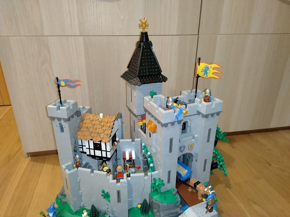MOC 10305 Versione Castello – Set Di Costruzione 1102 Pezzi, Giocattolo Da Collezione ZITIANYOUBUILD