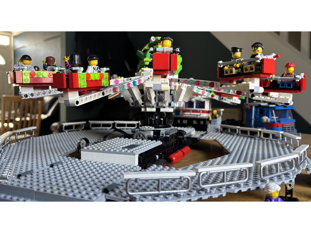 LEGO MOC Fairground Crazy Frogs / Jump 'n' Smile by Gdale