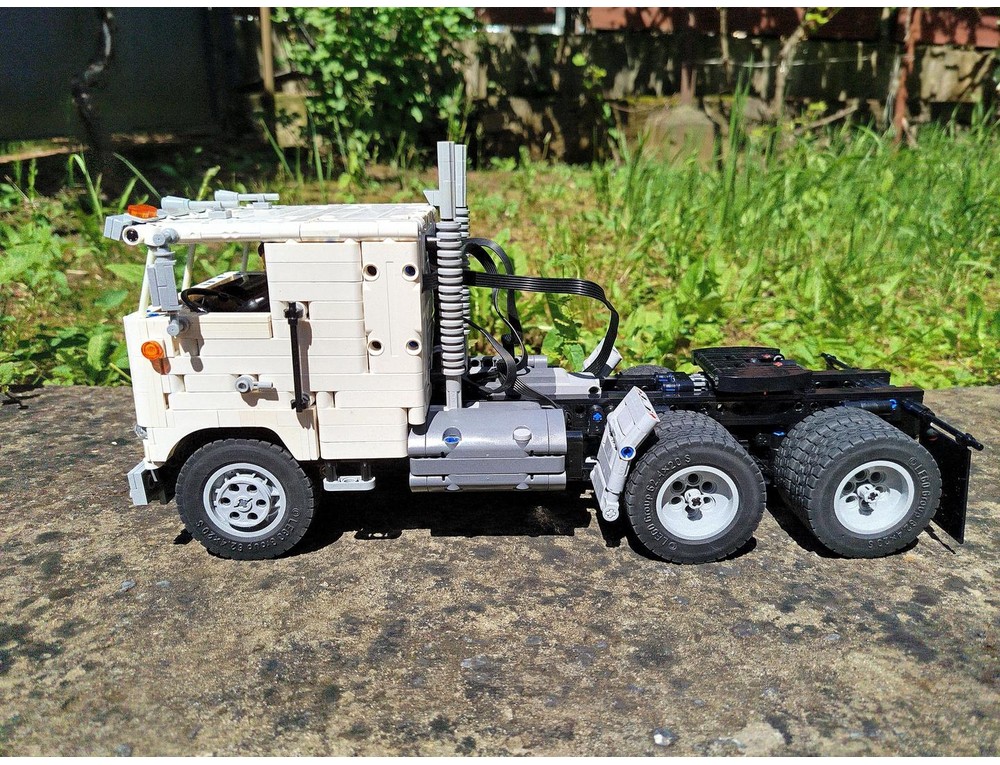 MOC-223650 Peterbilt 352