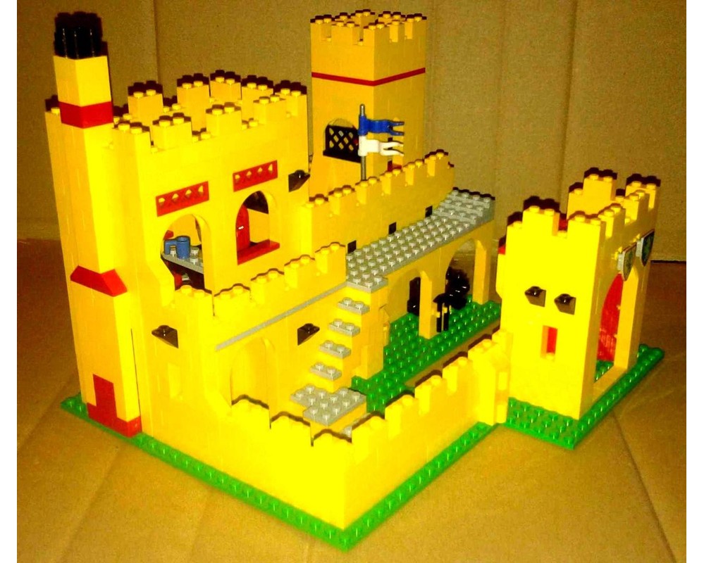 Now a proud owner of the original Yellow Castle from 1978. It's missing