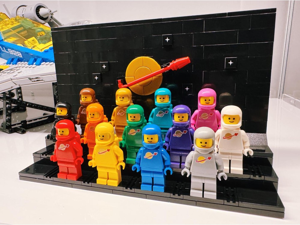 LEGO MOC-238067 Classic Spacemen Minifigure Display Stand by yuanqing ...
