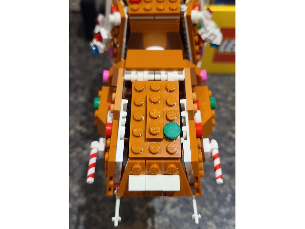 LEGO MOC-239111 40806 - Modified Cockpit/Head for Gingerbread AT