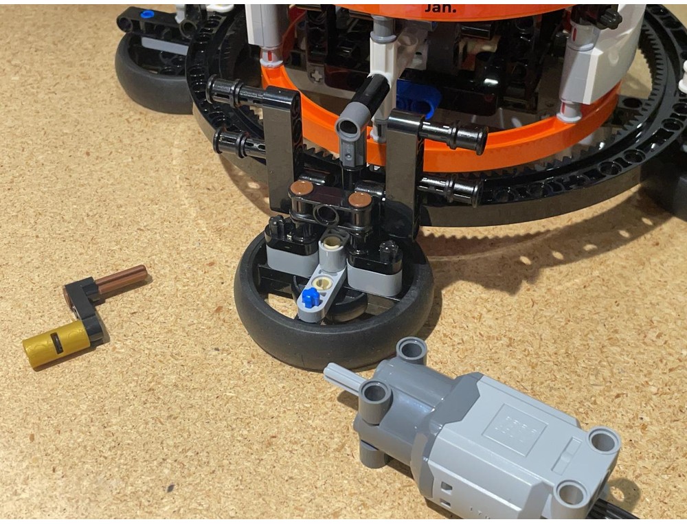 LEGO MOC-241500 Motor mount for Planet Earth and Moon in Orbit by fchem ...